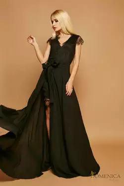 Элегантное платье с глубоким декольте