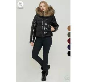 Зимняя куртка больших размеров средней длины лаковая с мехом и капюшоном – P0277