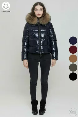 Зимняя куртка средней длины лаковая с мехом и капюшоном – P0277